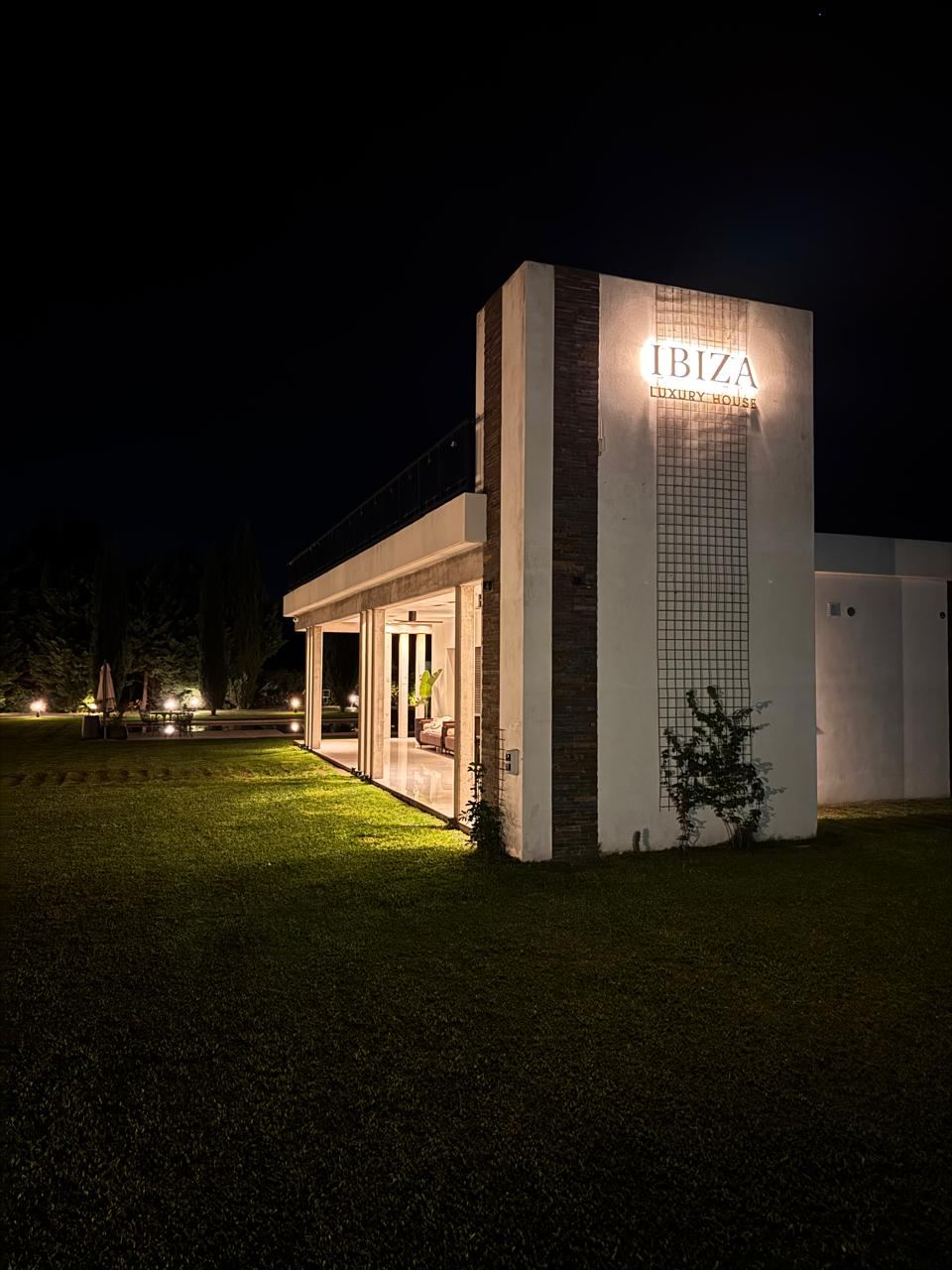 Ibiza Luxury House - fachada de noche